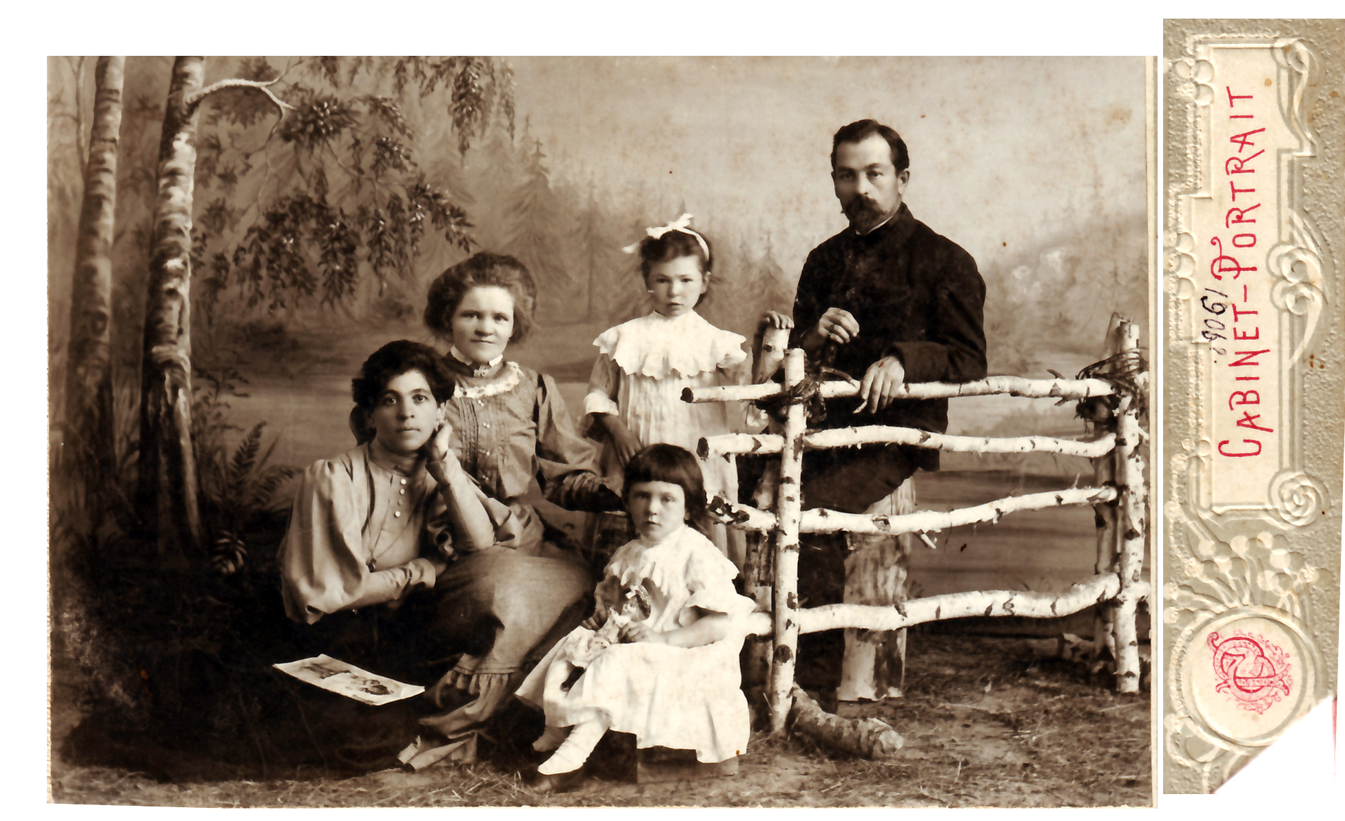 Семья Марковых. Вторая слева Александра Петровна. Девочки - Зоя(сидит) и Зина.