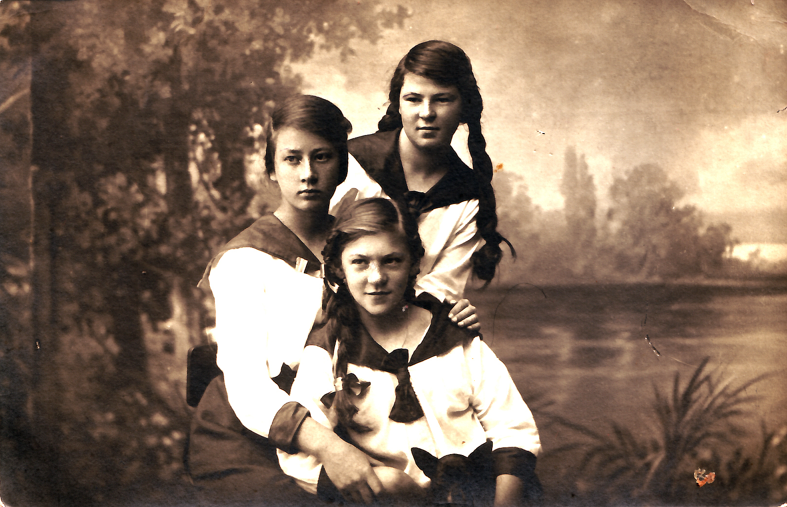 Марковы Зоя, Зина и Нина. Кунгур.1915 год.