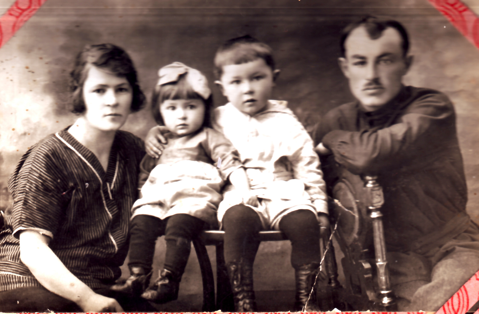 Семья Кудрявцевых. Слева направо: Зинаида Ильинична, Вероника, Борис, Николай Иванович