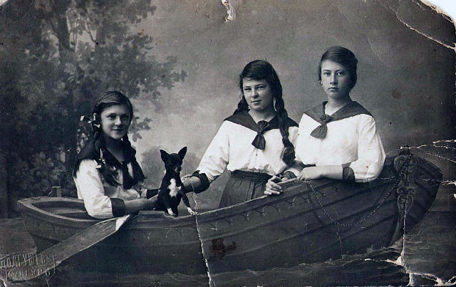 1915 год. Зоя , Зина и Нина Марковы.
