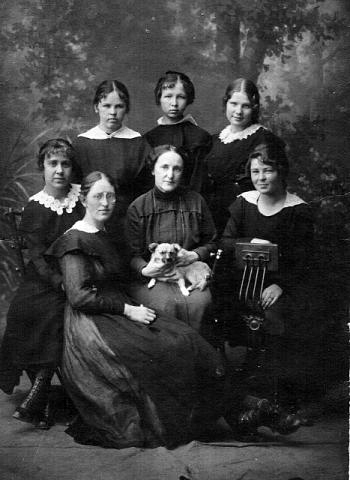1917 год , специалистки словестницы. Зинаида Маркова в нижнем ряду крайняя справа.