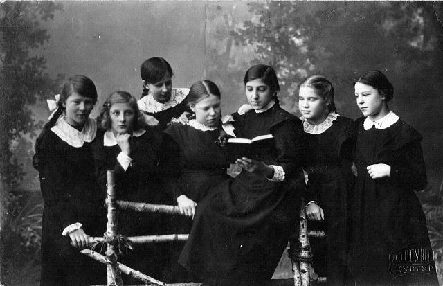 Маркова Зина, 1914 год. 6 класс. Первая слева. 