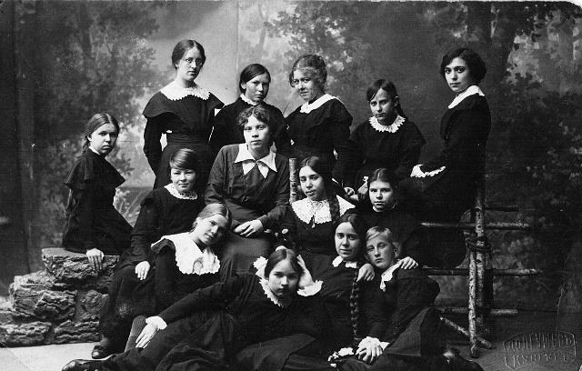Маркова Зина, 1914 год. 6 класс. Второй ряд, крайняя слева. Кунгурская женская гимназия