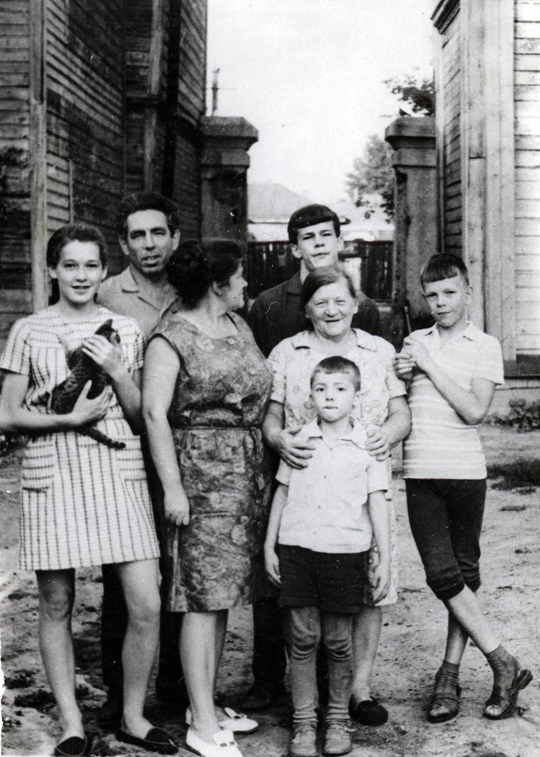 Маркова Зоя Ильинична с дочерью, зятем и внуками