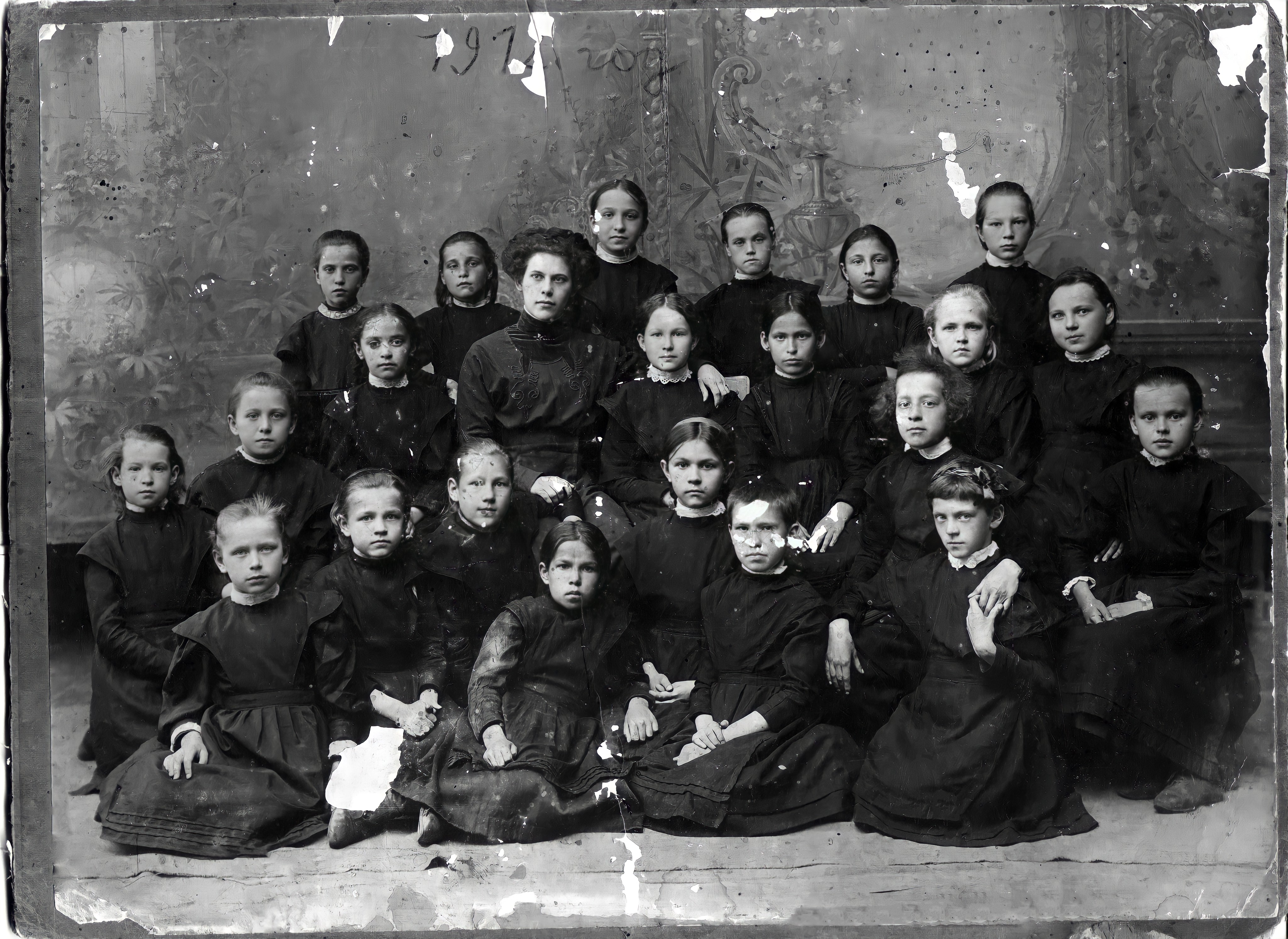 Кунгурская гимназия. 1912 г. Зоя Маркова первая справа в нижнем ряду. 1а класс с классной дамой Евгенией Павловной Колушевой