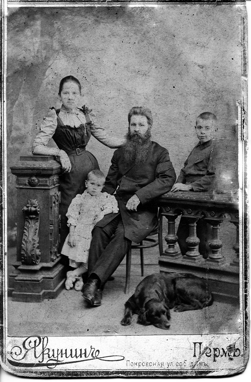 Марков Николай Павлович с женой Юлией Алексеевной и детьми Павлом и Ольгой